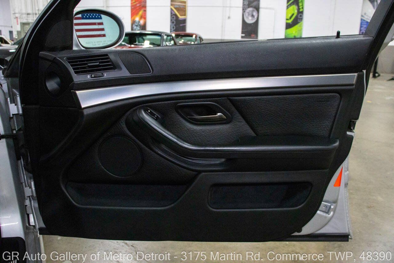 Used 2003 BMW M5 RWD image 38