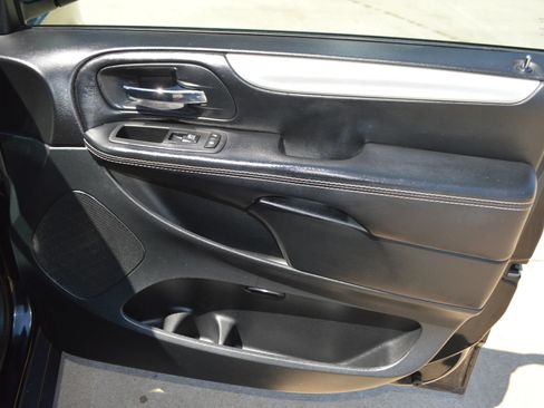 Used 2016 Dodge Grand Caravan SXT w/ UConnect Hands-Free Group FWD image 20
