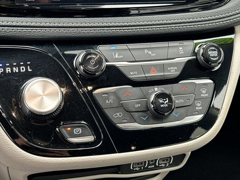 Used 2024 Chrysler Pacifica Select image 22