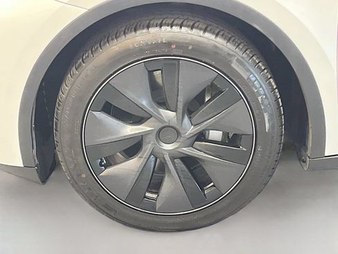 Used 2025 Tesla Model Y Long Range AWD/4WD image 29