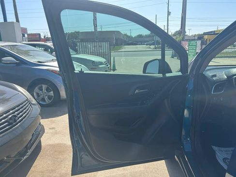 Used 2019 Chevrolet Trax LT w/ LPO, Cargo Package FWD image 12