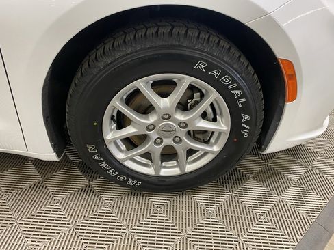 Used 2022 Chrysler Pacifica Touring-L image 2