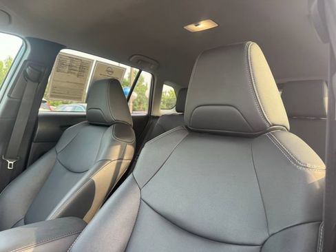 Used 2025 Toyota Corolla Cross XLE FWD image 11