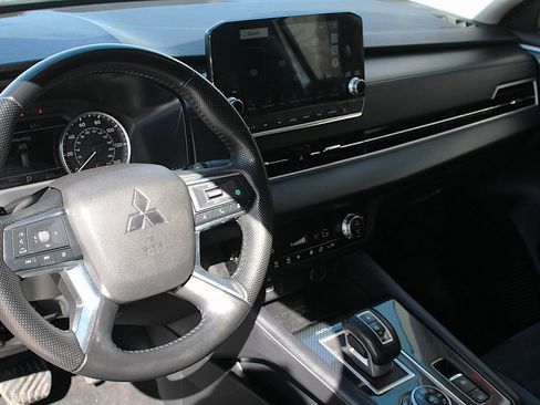 Used 2023 Mitsubishi Outlander SE Black Edition image 3