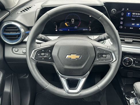 Used 2025 Chevrolet Trax LT w/ LT Convenience Package FWD image 19