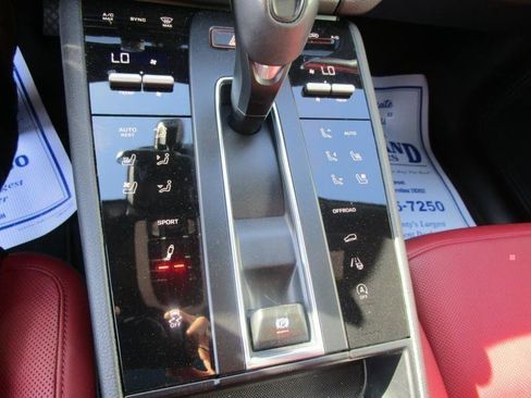 Used 2023 Porsche Macan image 16