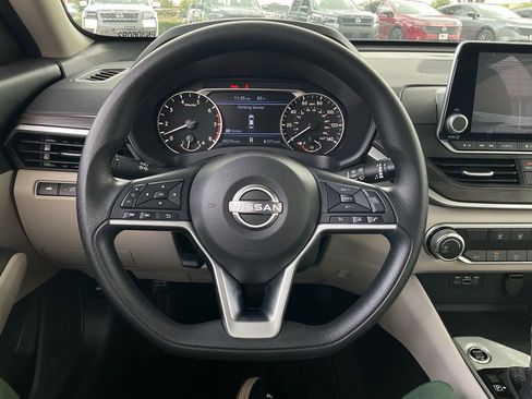 Used 2025 Nissan Altima 2.5 SV FWD image 25