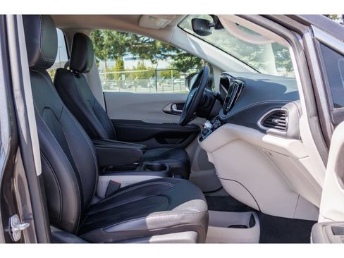 Used 2022 Chrysler Pacifica Touring-L FWD image 11