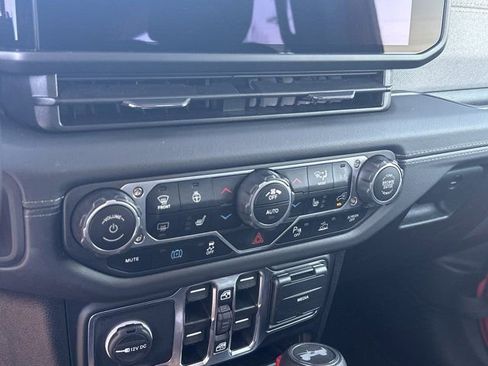 Certified 2025 Jeep Wrangler Unlimited Sahara w/ Safety Group AWD/4WD image 27