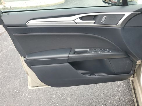 Used 2019 Ford Fusion SE FWD image 14