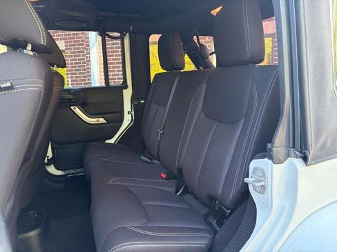 Used 2014 Jeep Wrangler Unlimited Sahara w/ Connectivity Group AWD/4WD image 38
