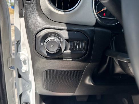 Used 2022 Jeep Wrangler Unlimited Sahara AWD/4WD image 31