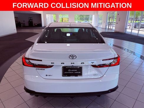 Used 2025 Toyota Camry SE w/ Convenience Package image 6