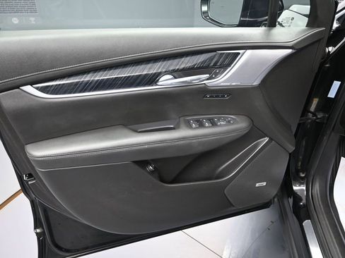 Used 2023 Cadillac XT6 Premium Luxury image 10