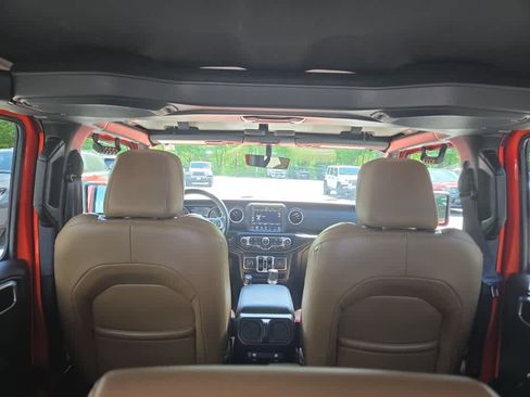 Used 2023 Jeep Wrangler Unlimited Sahara w/ Cold Weather Group AWD/4WD image 35