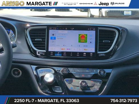 New 2026 Chrysler Pacifica Select FWD image 19