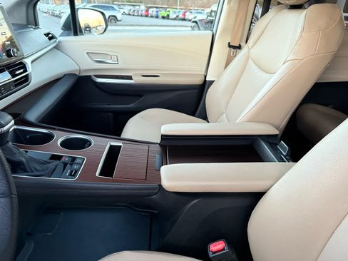 Used 2023 Toyota Sienna XLE image 23