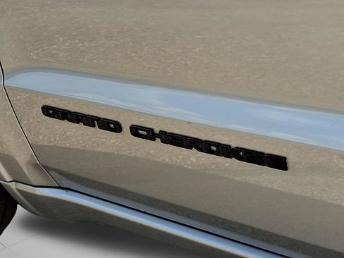 Certified 2021 Jeep Grand Cherokee Laredo X AWD/4WD image 30