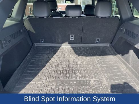 Used 2025 Lincoln Nautilus Premier w/ Equipment Group 102A image 9