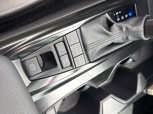 Used 2025 Toyota Camry SE image 9