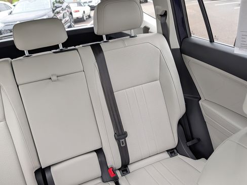 Certified 2022 Volkswagen Tiguan SE w/ Panoramic Sunroof Package AWD/4WD image 14