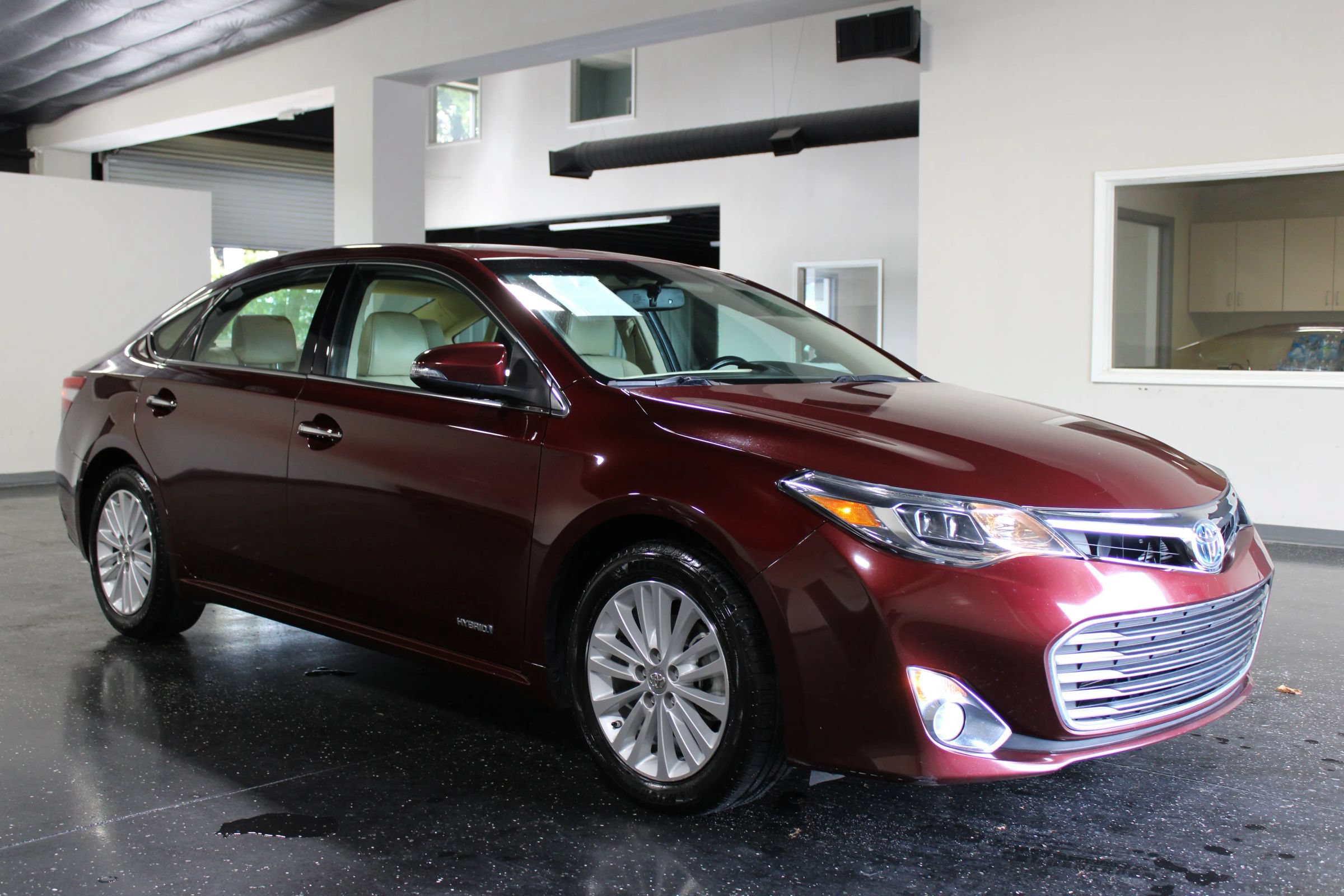 Used 2014 Toyota Avalon XLE Touring FWD image 1