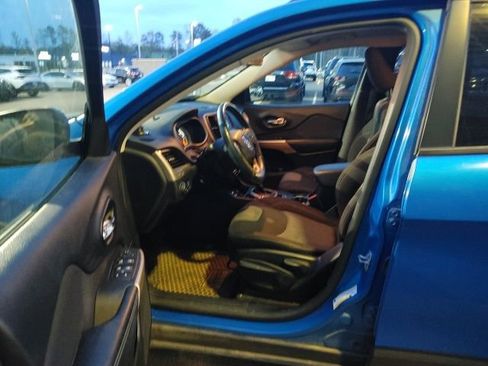 Used 2018 Jeep Cherokee Latitude w/ Altitude Package image 15