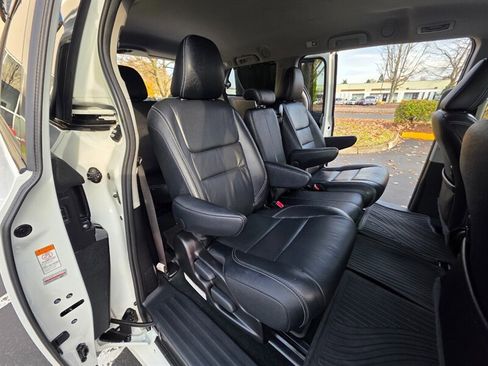 Used 2017 Toyota Sienna SE w/ SE Preferred Package image 16