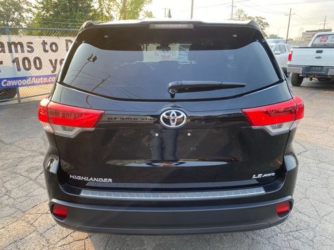 Used 2019 Toyota Highlander LE AWD/4WD image 3