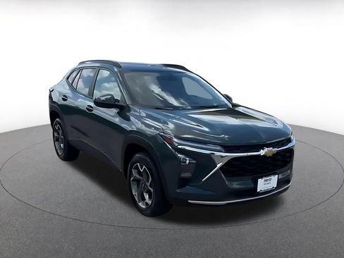 Used 2025 Chevrolet Trax LT w/ LT Convenience Package FWD image 3