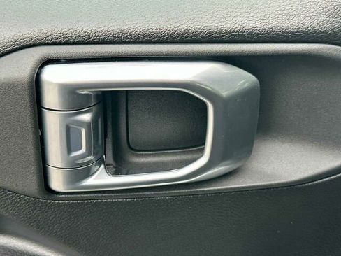 Used 2023 Jeep Gladiator Sport image 13