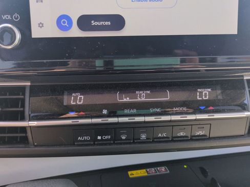 Used 2025 Toyota Sienna LE w/ LE Plus Package FWD image 25