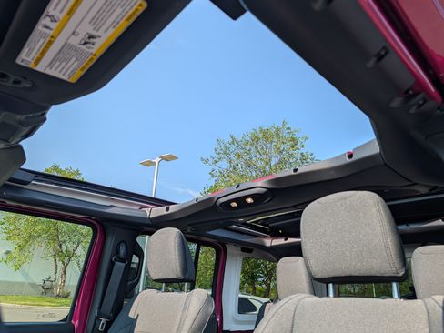 Used 2024 Jeep Wrangler Unlimited Sport AWD/4WD image 33