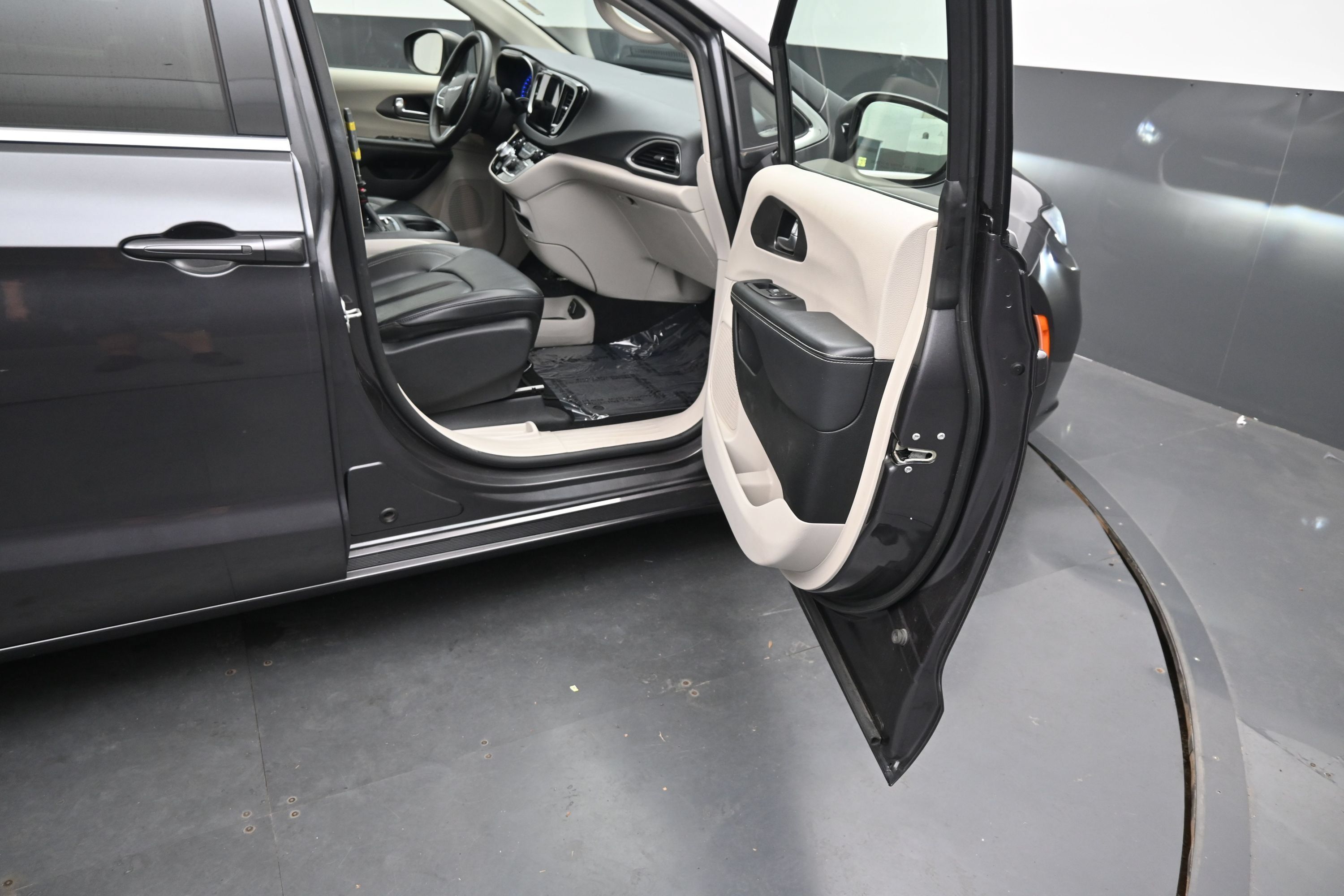 Used 2023 Chrysler Pacifica Touring-L FWD image 12