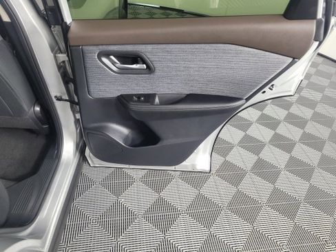 Used 2023 Nissan Rogue SV image 12