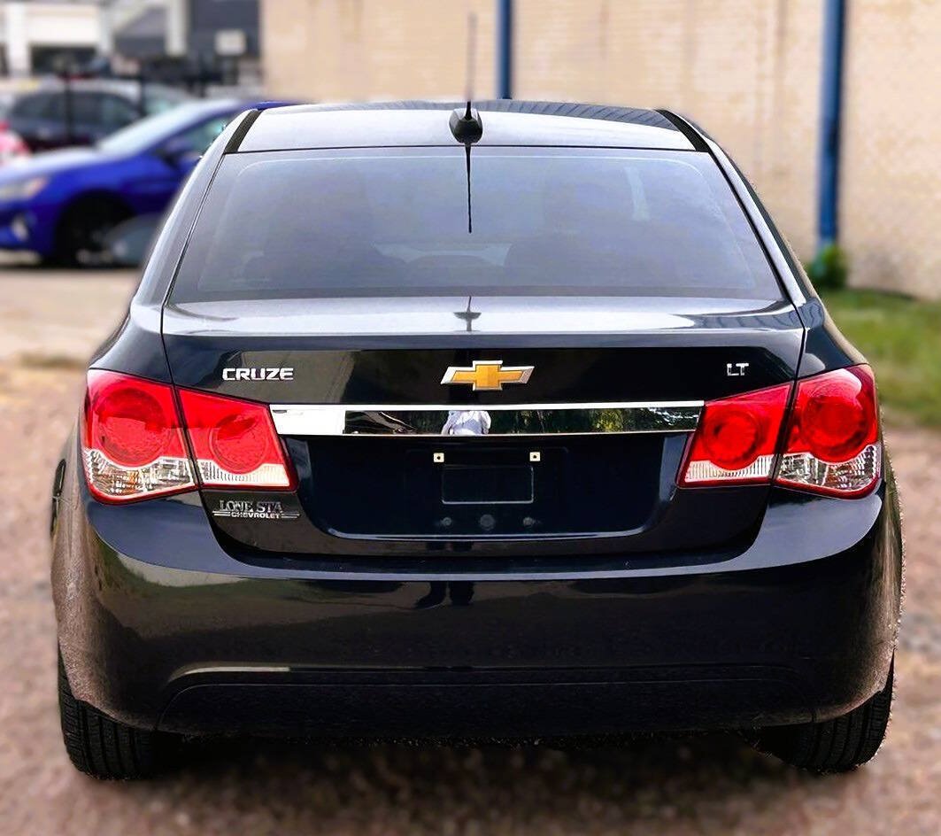 Used 2016 Chevrolet Cruze LT w/ Sun And Sound Package FWD image 3