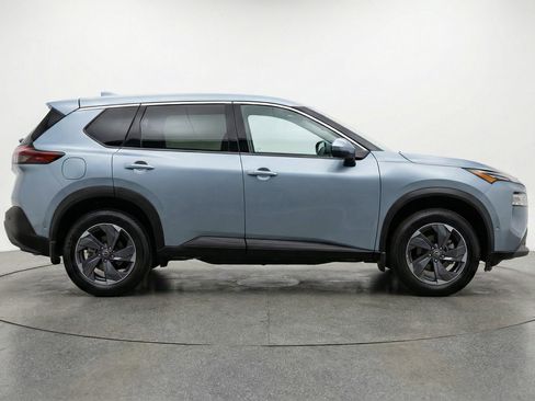 Used 2025 Nissan Rogue SV FWD image 11