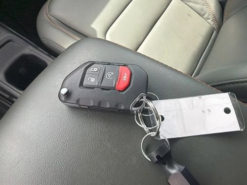 Used 2024 Jeep Gladiator Mojave AWD/4WD image 32