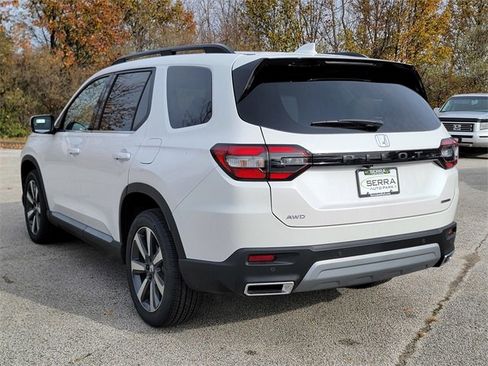 New 2025 Honda Pilot Touring image 4