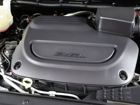 Used 2023 Chrysler Voyager LX FWD image 14