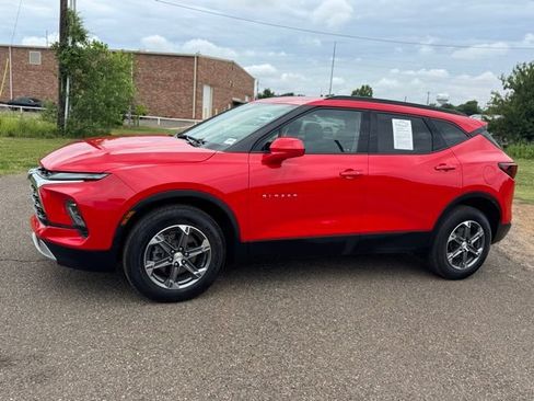 Used 2024 Chevrolet Blazer LT w/ Convenience Package FWD image 3