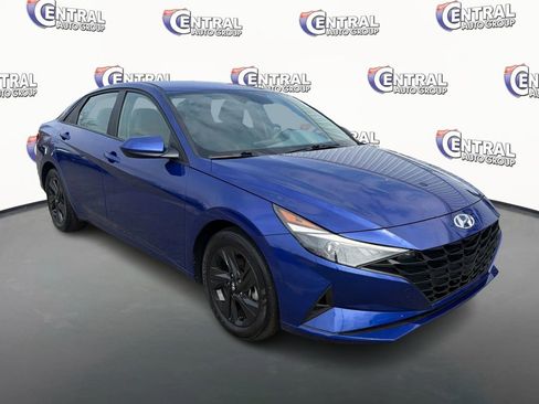 Used 2022 Hyundai Elantra Blue image 3