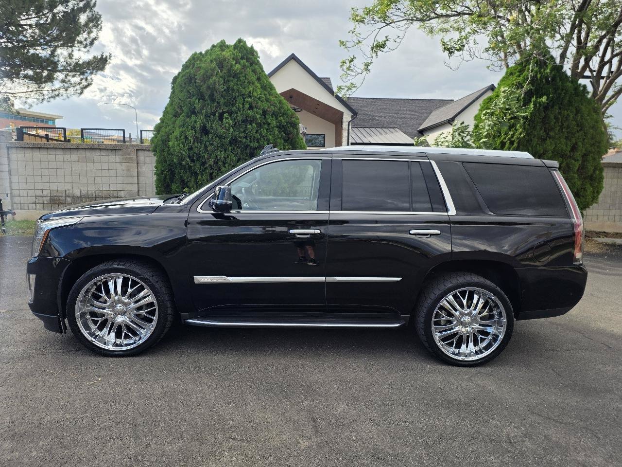 Used 2017 Cadillac Escalade Luxury AWD/4WD image 2