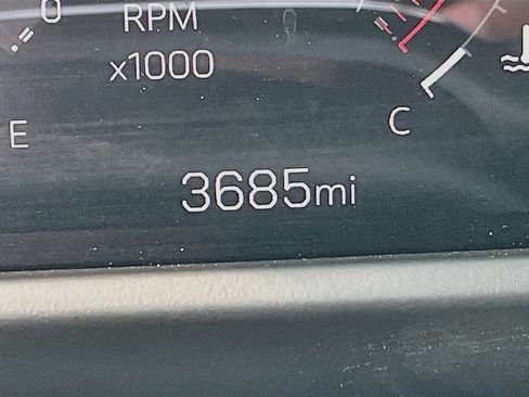 Used 2025 GMC Acadia Elevation w/ Elevation Premium Package AWD/4WD image 12