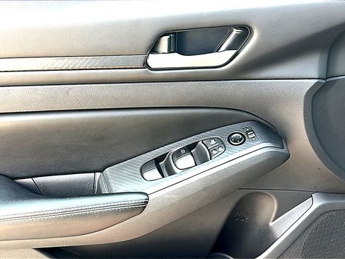 Used 2025 Nissan Altima 2.5 SV FWD image 16