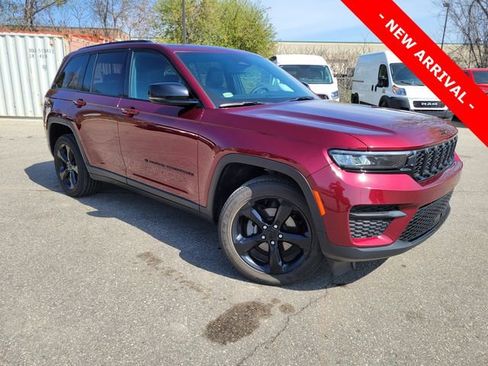 Used 2024 Jeep Grand Cherokee Altitude AWD/4WD image 1