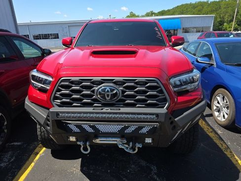Used 2022 Toyota Tacoma TRD Sport w/ TRD Premium Sport Package AWD/4WD image 5