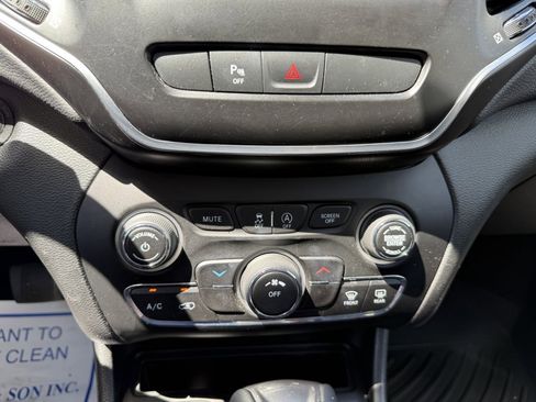 Used 2019 Jeep Cherokee Latitude Plus w/ Cold Weather Group AWD/4WD image 29