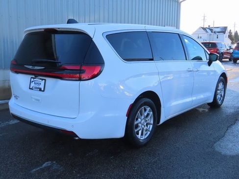 New 2026 Chrysler Pacifica Select image 3