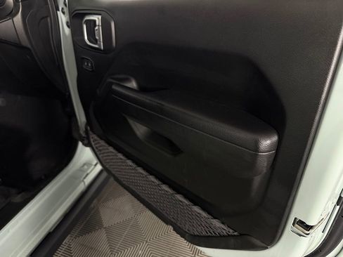 Used 2023 Jeep Wrangler Unlimited image 32